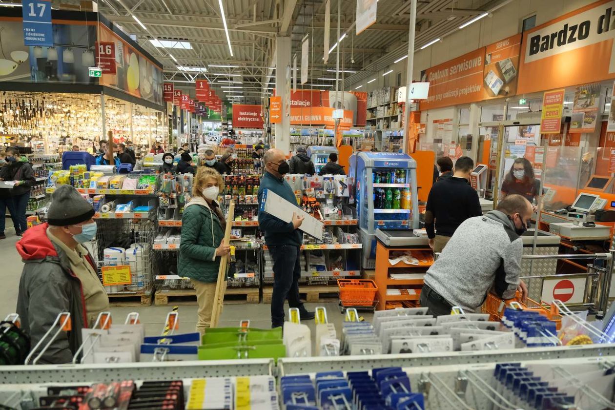  Zakupy w hipermarkecie budowlanym OBI kilka godzin przed lockdownem (zdjęcie 1) - Autor: Maciej Kaczanowski
