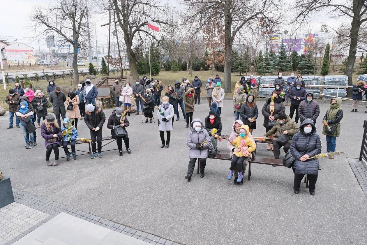  Niedziela palmowa w kościele pw Michała Archanioła. Msza przed kościołem (zdjęcie 1) - Autor: Maciej Kaczanowski