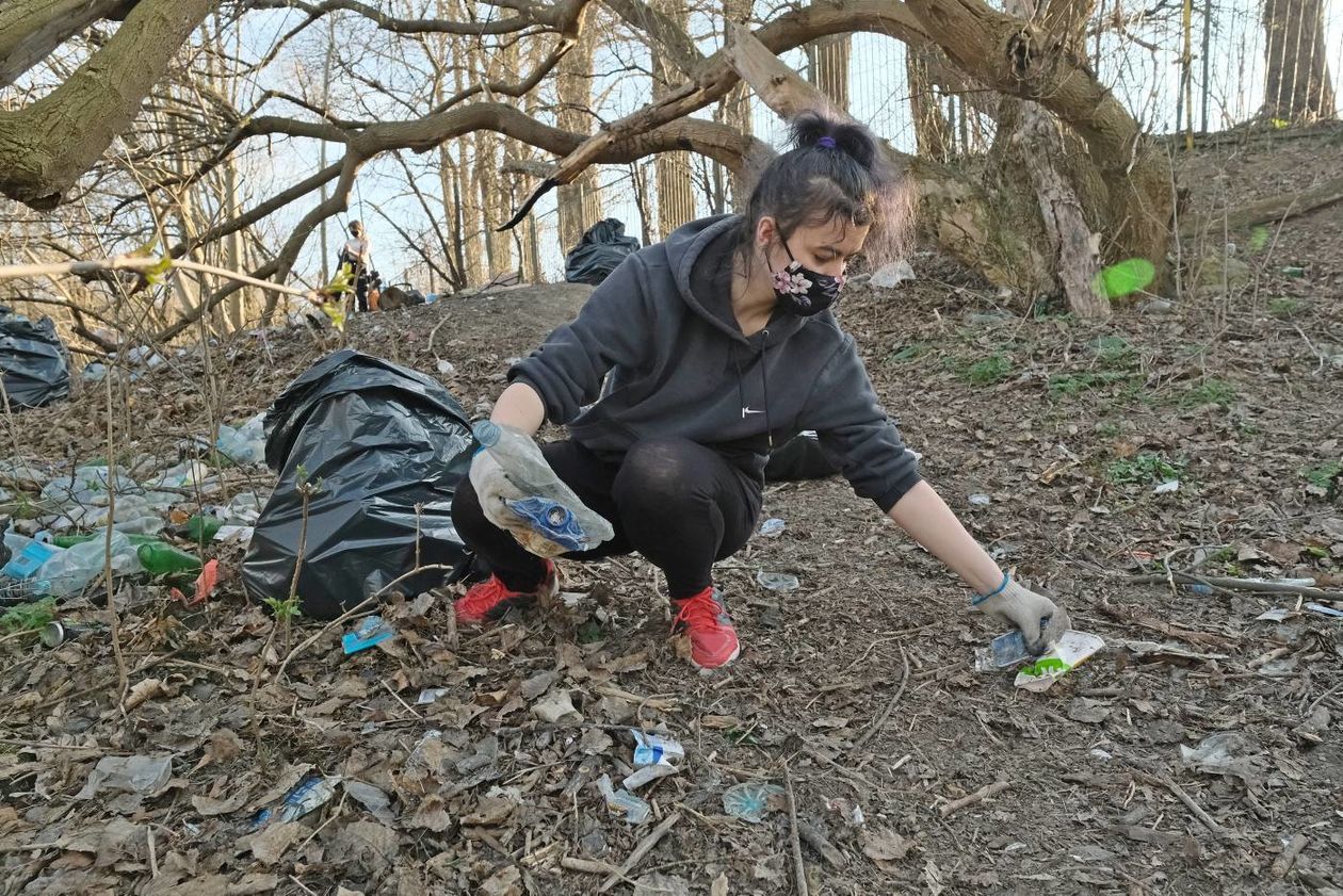  Wolontariusze sprzątają kirkut przy ul. Leszczyńskiego (zdjęcie 1) - Autor: Maciej Kaczanowski