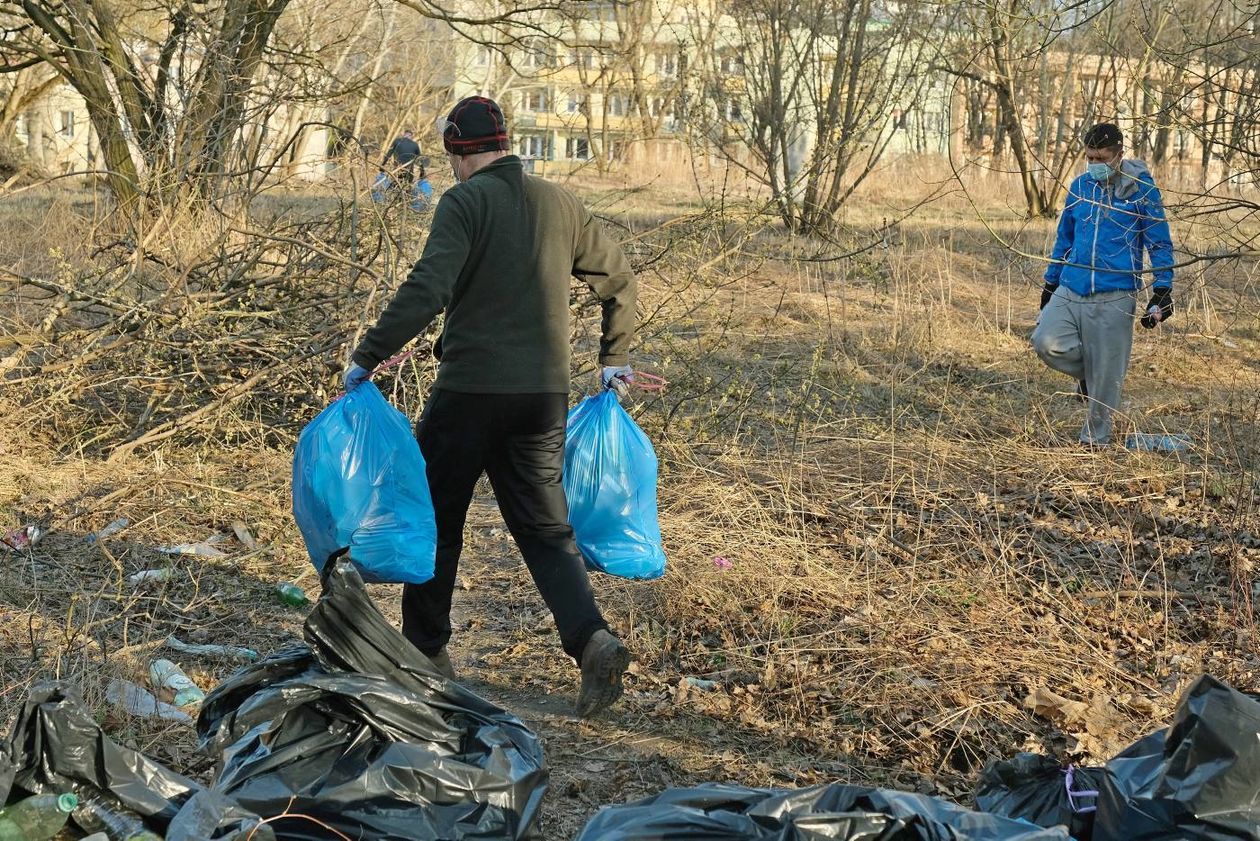  Wolontariusze sprzątają kirkut przy ul. Leszczyńskiego (zdjęcie 1) - Autor: Maciej Kaczanowski