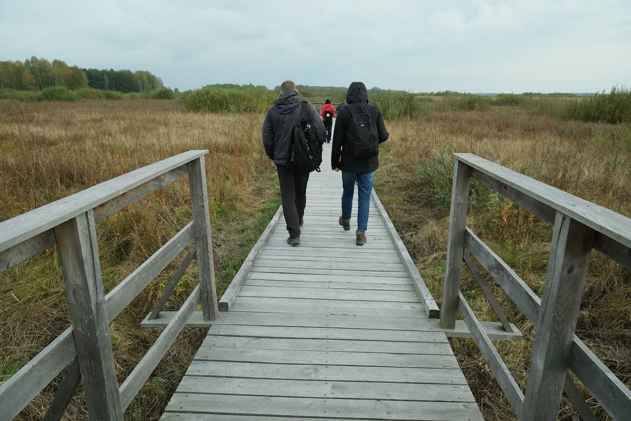  <p>Jeśli ktoś ma ochotę na dłuższą i&nbsp;dalszą wyprawę, to może wybrać Poleski Park Narodowy. Ale i&nbsp;tu są pewne zmiany. Nieczynne jest muzeum parkowe w&nbsp;Starym Załuczu. </p>
<p class="MsoNormal">&ndash; Ścieżki przyrodnicze pozostają udostępnione do zwiedzania. Bilety wstępu można zakupić poprzez platformę eparki.pl &ndash;&nbsp;infor</p>
<p>&nbsp;</p>
<p><!-- [if gte mso 9]><xml>
 <w:WordDocument>
  <w:View>Normal</w:View>
  <w:Zoom>0</w:Zoom>
  <w:AutoHyphenation></w:AutoHyphenation>
  <w:HyphenationZone>21</w:HyphenationZone>
  <w:PunctuationKerning></w:PunctuationKerning>
  <w:ValidateAgainstSchemas></w:ValidateAgainstSchemas>
  <w:SaveIfXMLInvalid>false</w:SaveIfXMLInvalid>
  <w:IgnoreMixedContent>false</w:IgnoreMixedContent>
  <w:AlwaysShowPlaceholderText>false</w:AlwaysShowPlaceholderText>
  <w:Compatibility>
   <w:BreakWrappedTables></w:BreakWrappedTables>
   <w:SnapToGridInCell></w:SnapToGridInCell>
   <w:WrapTextWithPunct></w:WrapTextWithPunct>
   <w:UseAsianBreakRules></w:UseAsianBreakRules>
   <w:DontGrowAutofit></w:DontGrowAutofit>
  </w:Compatibility>
  <w:NoLineBreaksAfter Lang="JA">‘“</w:NoLineBreaksAfter>
  <w:NoLineBreaksBefore Lang="JA">’”</w:NoLineBreaksBefore>
  <w:BrowserLevel>MicrosoftInternetExplorer4</w:BrowserLevel>
 </w:WordDocument>
</xml><![endif]--><!-- [if gte mso 9]><xml>
 <w:LatentStyles DefLockedState="false" LatentStyleCount="156">
 </w:LatentStyles>
</xml><![endif]--><!-- [if gte mso 10]>
<style>
 /* Style Definitions */
 table.MsoNormalTable
	{mso-style-name:Standardowy;
	mso-tstyle-rowband-size:0;
	mso-tstyle-colband-size:0;
	mso-style-noshow:yes;
	mso-style-parent:"";
	mso-padding-alt:0cm 5.4pt 0cm 5.4pt;
	mso-para-margin:0cm;
	mso-para-margin-bottom:.0001pt;
	mso-pagination:widow-orphan;
	font-size:10.0pt;
	font-family:"Times New Roman";
	mso-ansi-language:#0400;
	mso-fareast-language:#0400;
	mso-bidi-language:#0400;}
</style>
<![endif]--></p>