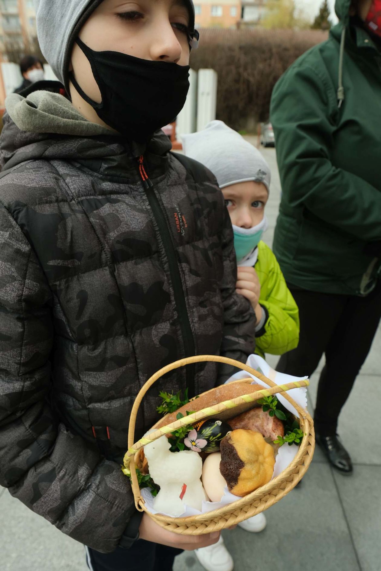  Wielkanoc 2021: święcenie pokarmów na dziedzińcu kościoła pw. św. Andrzeja Boboli w Lublinie  (zdjęcie 1) - Autor: Maciej Kaczanowski