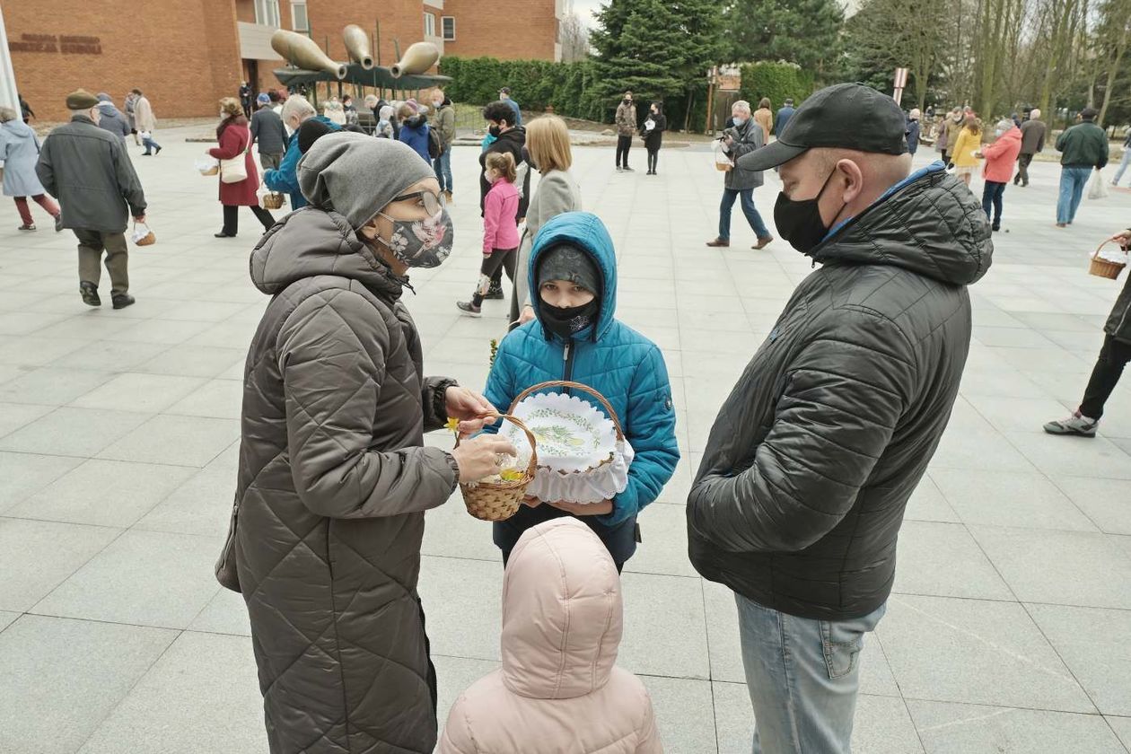  Wielkanoc 2021: święcenie pokarmów na dziedzińcu kościoła pw. św. Andrzeja Boboli w Lublinie  (zdjęcie 1) - Autor: Maciej Kaczanowski