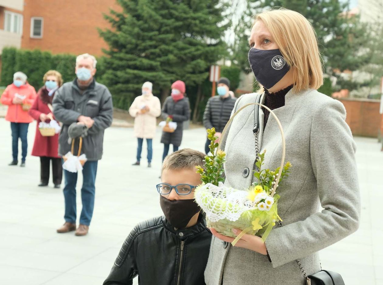  Wielkanoc 2021: święcenie pokarmów na dziedzińcu kościoła pw. św. Andrzeja Boboli w Lublinie  (zdjęcie 1) - Autor: Maciej Kaczanowski