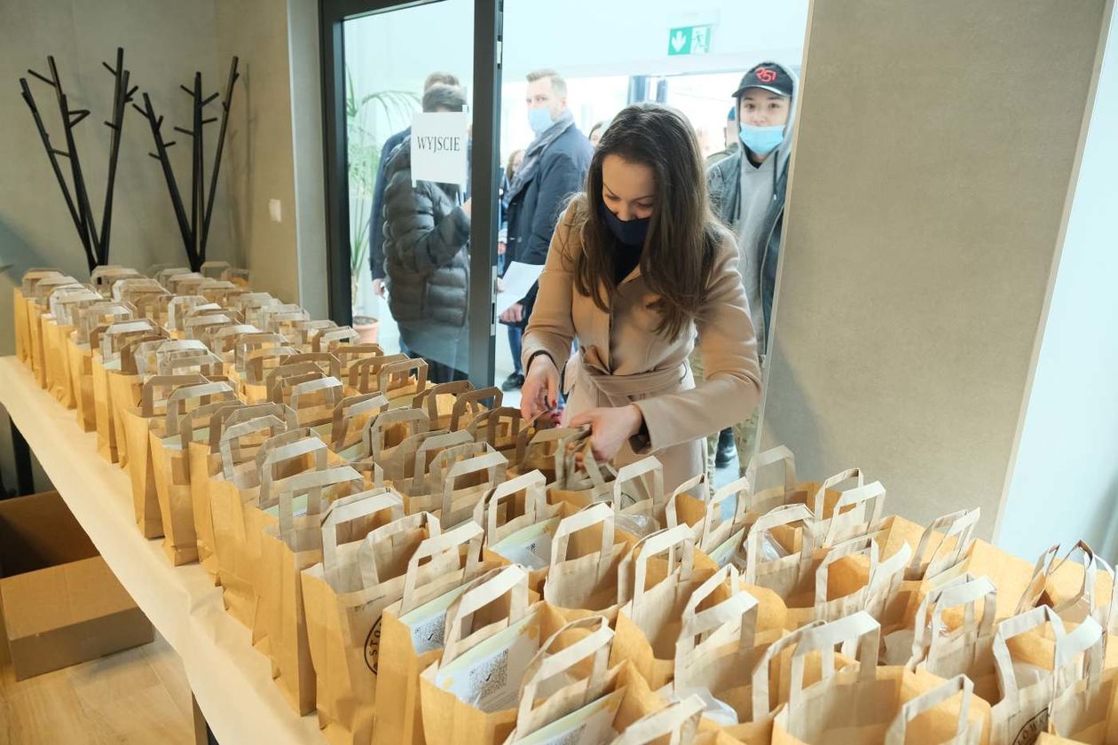  Wolontariusze roznoszą wielkanocne potrawy dla studentów, którzy zostali w akademikach (zdjęcie 1) - Autor: Maciej Kaczanowski