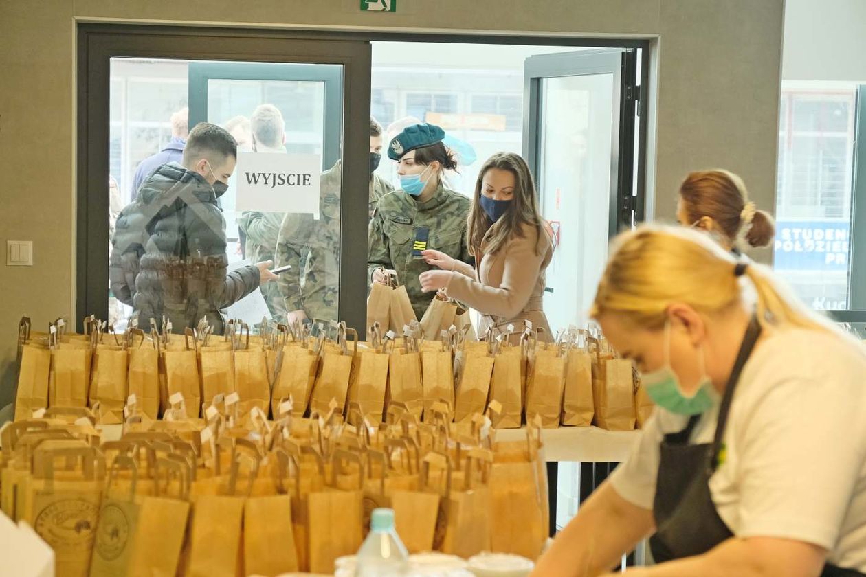  Wolontariusze roznoszą wielkanocne potrawy dla studentów, którzy zostali w akademikach (zdjęcie 1) - Autor: Maciej Kaczanowski