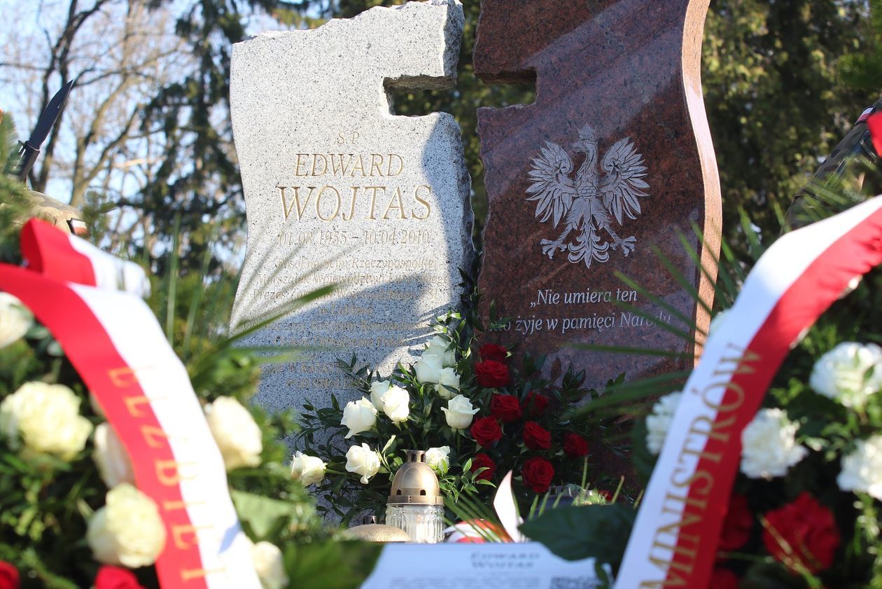  Uroczystości przed grobem Edwarda Wojtasa (zdjęcie 1) - Autor: Piotr Michalski