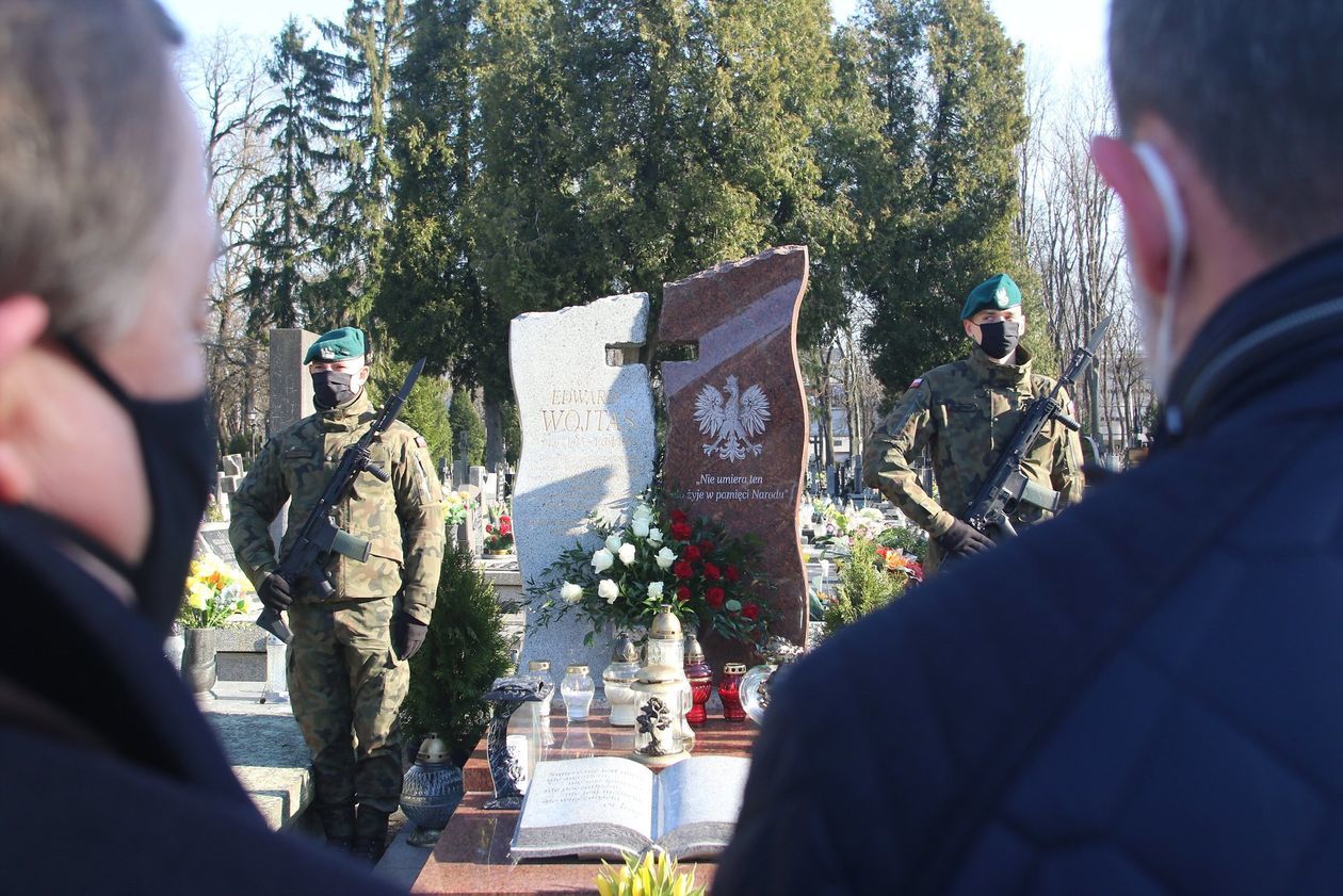  Uroczystości przed grobem Edwarda Wojtasa (zdjęcie 1) - Autor: Piotr Michalski