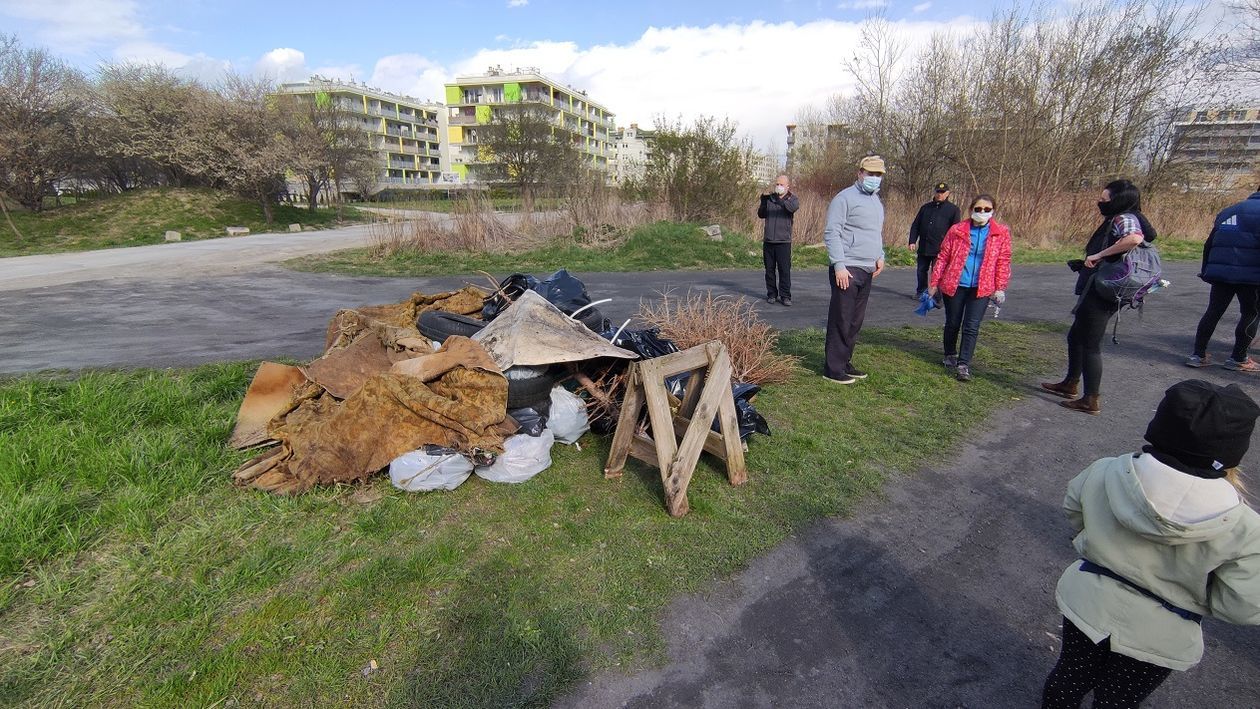  Sprzątanie na Wrotkowie (zdjęcie 1) - Autor: czytelnik 