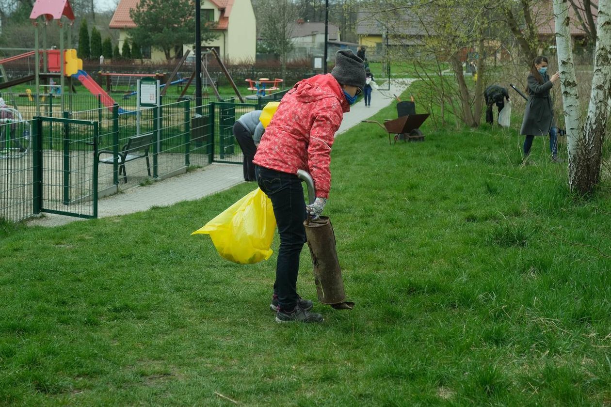  Sprzątanie na Wrotkowie (zdjęcie 1) - Autor: Maciej Kaczanowski 