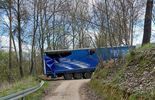 Niefrasobliwy kierowca ciężarówki utknął w Rogalowie (zdjęcie 2)