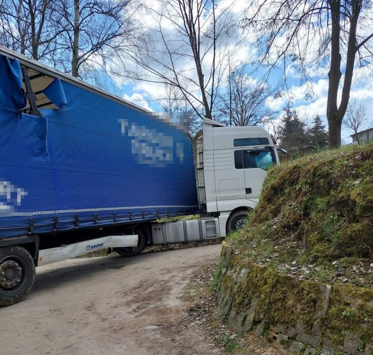  Niefrasobliwy kierowca ciężarówki utknął w Rogalowie (zdjęcie 1) - Autor: Policja