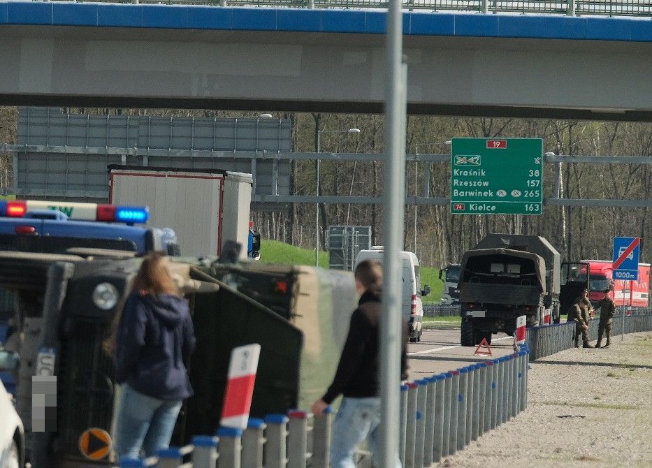 Wypadek wojskowego jeepa na obwodnicy Lublina (zdjęcie 2)