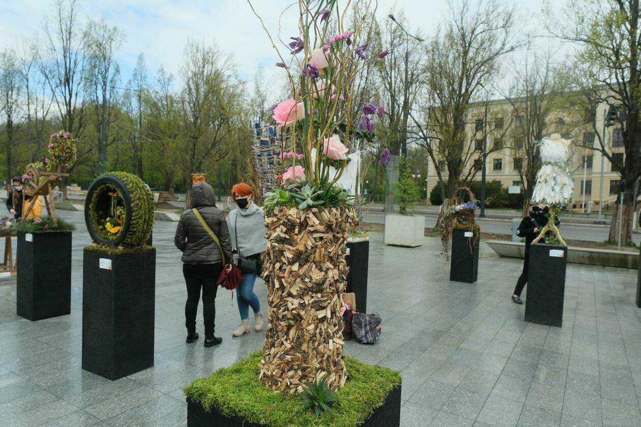  Weekend z Florystyką: przed gmachem CSK można otwarto wystawę instalacji artystycznych (zdjęcie 1) - Autor: Maciej Kaczanowski