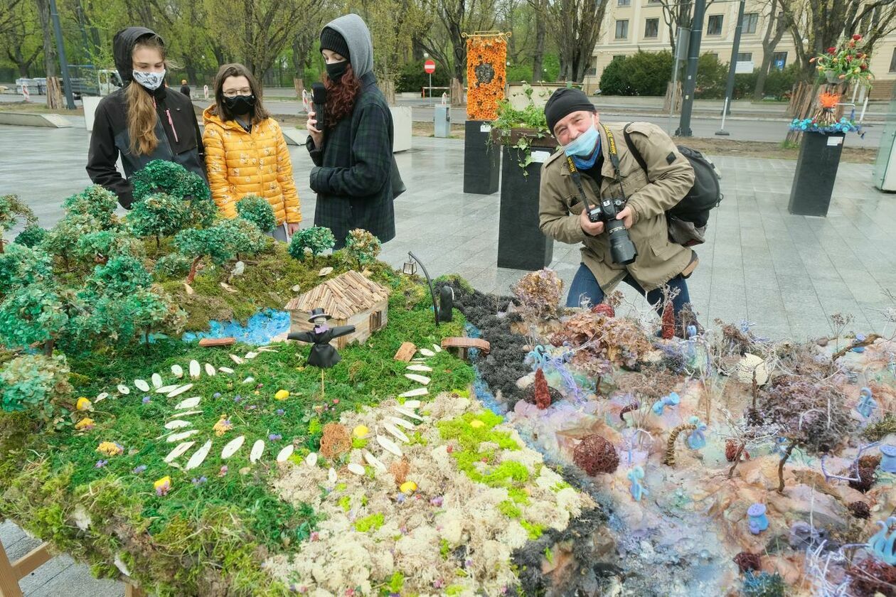  Weekend z Florystyką: przed gmachem CSK można otwarto wystawę instalacji artystycznych (zdjęcie 1) - Autor: Maciej Kaczanowski