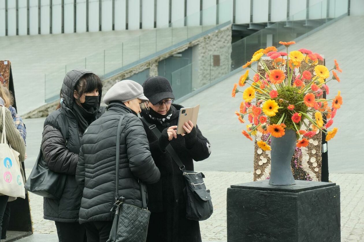  Weekend z Florystyką: przed gmachem CSK można otwarto wystawę instalacji artystycznych (zdjęcie 1) - Autor: Maciej Kaczanowski