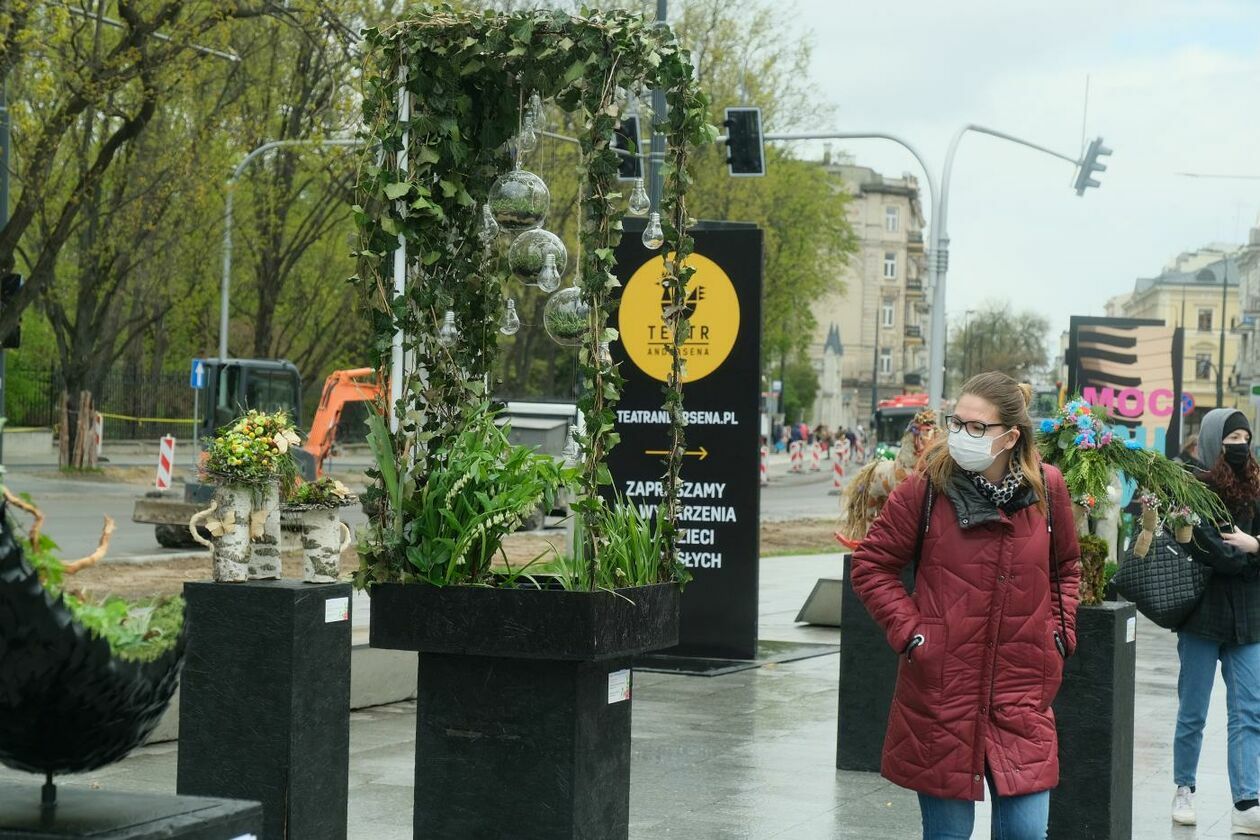  Weekend z Florystyką: przed gmachem CSK można otwarto wystawę instalacji artystycznych (zdjęcie 1) - Autor: Maciej Kaczanowski