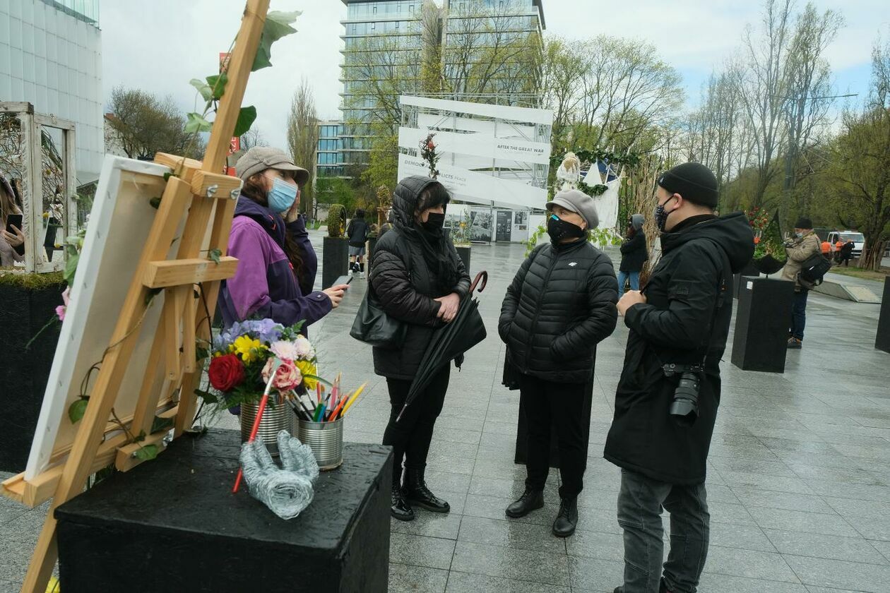  Weekend z Florystyką: przed gmachem CSK można otwarto wystawę instalacji artystycznych (zdjęcie 1) - Autor: Maciej Kaczanowski