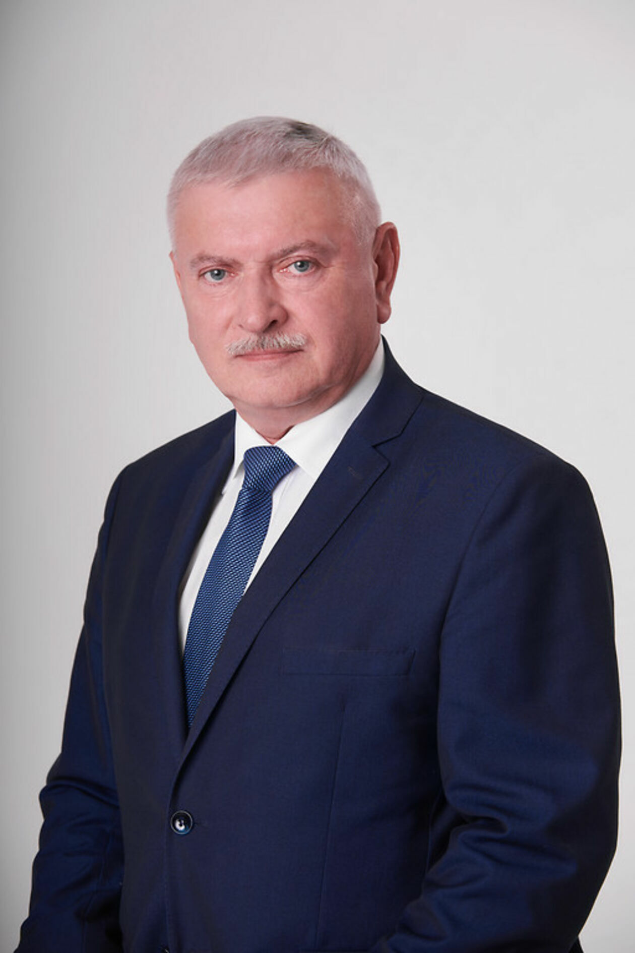  <p class="MsoNormal"><strong>Zbigniew Targoński (klub prezydenta Krzysztofa Żuka)</strong></p>
<p class="MsoNormal">Oszczędności: 23&nbsp;000 zł.</p>
<p class="MsoNormal">Nieruchomości: dom 140 mkw. wart 200&nbsp;000 zł (własność), mieszkanie 32 mkw. warte 100&nbsp;000 zł, mieszkanie 57 mkw. warte 250&nbsp;000 zł (oba mieszkania na podstawie sp&oacute;łdzielczego własnościowego prawa do lokalu), działka budowlano-rekreacyjna 2&nbsp;000 mkw. warta 35&nbsp;000 zł, działka rekreacyjna 900 mkw. warta 12&nbsp;000 zł, działka rolna 3&nbsp;606 mkw. warta 37&nbsp;500 zł (wszystkie działki stanowią własność).</p>
<p class="MsoNormal">Dochody: 118&nbsp;991 zł z MPK Lublin (jako dyrektor ds. administracyjno-usługowych), 6&nbsp;206,50 zł w LPEC, 60&nbsp;237,27 zł z ZUS, 32&nbsp;209,56 zł z diety radnego. Z oświadczenia dowiadujemy się też, że z tytułu zasiadania w zarządzie MPK Lublin (radny już w nim nie zasiada) Targoński osiągnął w zeszłym roku doch&oacute;d w wysokości 31&nbsp;688,49 zł.</p>
<p class="MsoNormal">Składniki mienia ruchomego o wartości powyżej 10 tys. zł: vw golf plus (z 2007 r.), volvo xc60 (z 2009 r.), przyczepa Bailey Ranger 460/2 (z 2002 r.).</p>
<p class="MsoNormal">Długi powyżej 10 tys. zł: brak.</p>
<p class="MsoNormal">Całość majątku jest objęta wsp&oacute;lnością małżeńską.</p>
