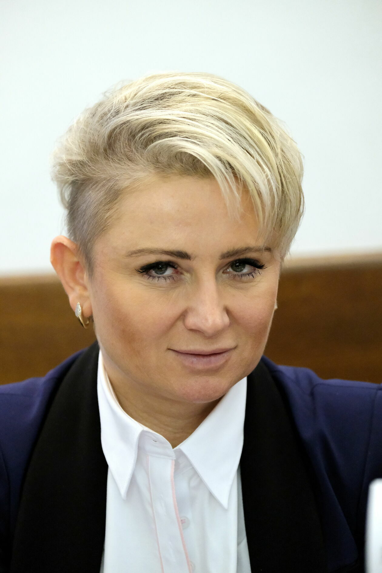  <p class="MsoNormal"><strong>Anna Ryfka (klub prezydenta Krzysztofa Żuka)</strong></p>
<p class="MsoNormal">Oszczędności: 2&nbsp;184,01 zł, 102,83 euro.</p>
<p class="MsoNormal">Nieruchomości: dom 276 mkw. znajdujący się na działce 3&nbsp;645 mkw. o wartości 825&nbsp;000 zł (wsp&oacute;łwłasność 22/100), mieszkanie 56,27 mkw. warte 280 tys. zł (wsp&oacute;łwłasność 1/4), działka 13&nbsp;700 mkw. warta 300&nbsp;000 zł (własność), działka 2 2&nbsp;286 mkw. warta 450&nbsp;000 zł (własność), działka 619 mkw. warta 40&nbsp;000 zł (wsp&oacute;łwłasność 1/4), działka 2&nbsp;134 mkw. warta 80&nbsp;000 zł (wsp&oacute;łwłasność 1/80), miejsce parkingowe w budynku (18 mkw., warte 12&nbsp;000 zł, wsp&oacute;łwłasność 1/4).</p>
<p class="MsoNormal">Udziały w sp&oacute;łkach handlowych: 1 udział w Venidero sp. z o. o. wart 500 zł, 5 udział&oacute;w w ASAPGROUP sp. z o. o. o wartości nominalnej 500 zł każdy (radna jest prokurentem tej sp&oacute;łki). Udziały w tych sp&oacute;łkach nie przyniosły w zeszłym roku radnej dochodu.</p>
<p class="MsoNormal">Dochody: 62&nbsp;000 zł w Venidero sp. z o. o. (prezes zarządu), 32&nbsp;209,56 zł diety radnej Rady Miasta Lublin, 1&nbsp;092,24 zł z umowy zlecenia w MAOS sp. z o. o. 0 zł z ASAPGROUP Sp. z o. o.</p>
<p class="MsoNormal">Składniki mienia ruchomego o wartości powyżej 10 tys. zł: brak.</p>
<p class="MsoNormal">Długi powyżej 10 tys. zł: kredyt got&oacute;wkowy w BZ WBK z października 2015 r. na kwotę 49&nbsp;406 zł (&bdquo;wartość kredytu na dzień 31 XII 2019 r. 11&nbsp;503 zł&rdquo;), kredyt got&oacute;wkowy w banku Santander z listopada 2019 r. na kwotę 50&nbsp;000 zł (&bdquo;wartość kredytu na dzień 31 XII 2019 r. 47&nbsp;365,62 zł), karta kredytowa z limitem 10&nbsp;000 zł BZ WBK (&bdquo;wykorzystane na dzień 31 XII 2019 r. 3&nbsp;828,31 zł&rdquo;), pożyczka got&oacute;wkowa od mamy z listopad 2018 r. &ndash; 15.200 zł. Przy wszystkich zobowiązaniach widnieje adnotacja &bdquo;wydatki bieżące&rdquo;.</p>