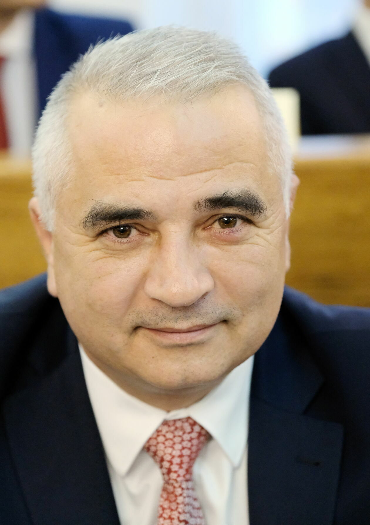  <p class="MsoNormal"><strong>Dariusz Sadowski (klub prezydenta Krzysztofa Żuka)</strong></p>
<p class="MsoNormal">Oszczędności: 121&nbsp;000 zł (małżeńska wsp&oacute;lność majątkowa).</p>
<p class="MsoNormal">Nieruchomości: dom 180 mkw. wart 150 tys. zł (wsp&oacute;łwłasność 50 proc., majątek odrębny), mieszkanie 55 mkw. warte 350&nbsp;000 zł (sp&oacute;łdzielcze własnościowe prawo do lokalu, majątek odrębny), gospodarstwo og&oacute;lnorolne o pow. 5,10 ha warte 100&nbsp;000 zł z budynkami murowanymi i drewnianymi (wsp&oacute;łwłasność 50 proc., majątek odrębny, przych&oacute;d i doch&oacute;d 1&nbsp;910 zł z umowy dzierżawy), działka 0,16 ha zabudowana wspomnianym wcześniej domem warta 40 tys. zł (wsp&oacute;łwłasność 50 proc., majątek odrębny).</p>
<p class="MsoNormal">Dochody: 100&nbsp;628,25 zł z Miejskiego Przedsiębiorstwa Wodociąg&oacute;w i Kanalizacji w Lublinie (radny jest tam zastępcą dyrektora ds. gospodarowania majątkiem), 32&nbsp;209,56 zł z diety radnego Rady Miasta Lublin, 3&nbsp;136 zł w sp&oacute;łce Energia Dolina Zielawy w Wisznicach (radny zasiada w jej radzie nadzorczej).</p>
<p class="MsoNormal">Składniki mienia ruchomego o wartości powyżej 10 tys. zł: suzuki grand vitara (z 2007 r., małżeńska wsp&oacute;lność majątkowa).</p>
<p class="MsoNormal">Długi powyżej 10 tys. zł: brak.</p>