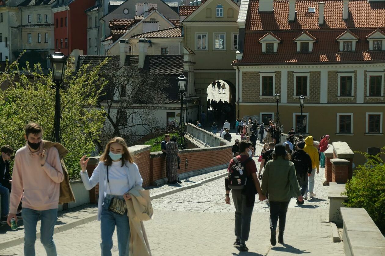  Tłum spacerowiczów w centrum Lublina (zdjęcie 1) - Autor: Maciej Kaczanowski