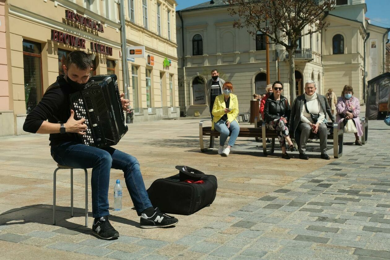  Tłum spacerowiczów w centrum Lublina (zdjęcie 1) - Autor: Maciej Kaczanowski