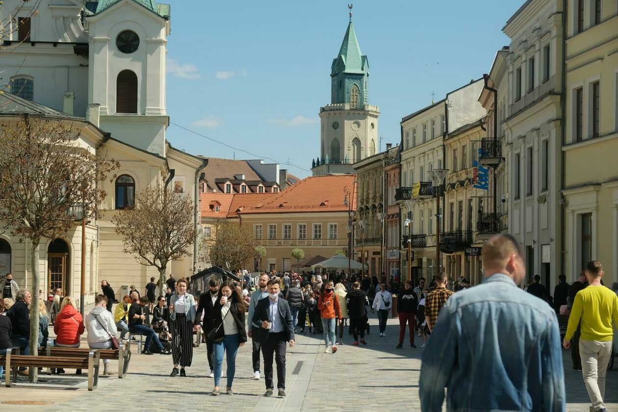  Tłum spacerowiczów w centrum Lublina (zdjęcie 1) - Autor: Maciej Kaczanowski