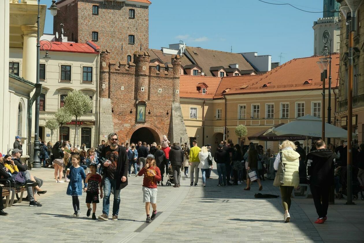  Tłum spacerowiczów w centrum Lublina (zdjęcie 1) - Autor: Maciej Kaczanowski