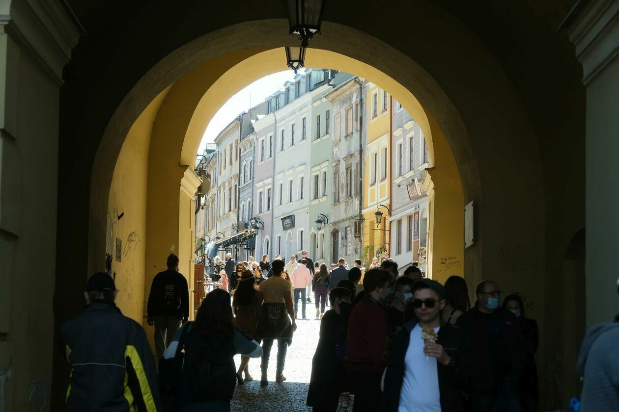 Tłum spacerowiczów w centrum Lublina