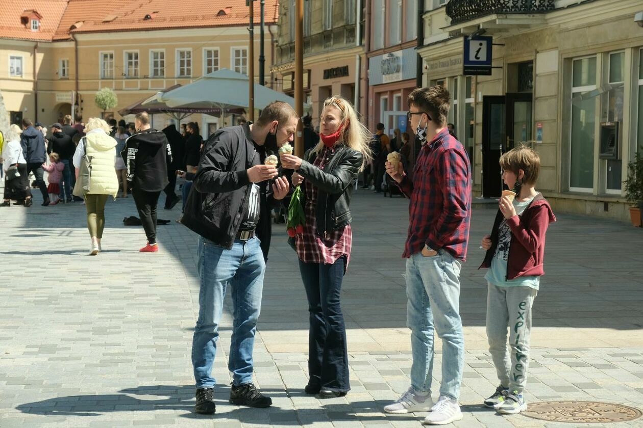  Tłum spacerowiczów w centrum Lublina (zdjęcie 1) - Autor: Maciej Kaczanowski