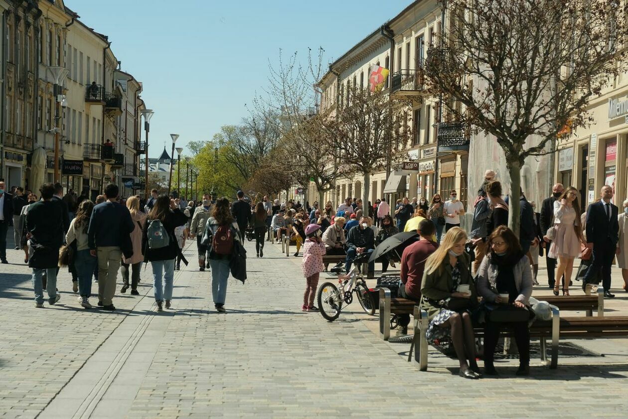  Tłum spacerowiczów w centrum Lublina (zdjęcie 1) - Autor: Maciej Kaczanowski