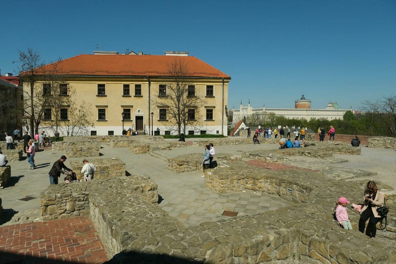  Tłum spacerowiczów w centrum Lublina (zdjęcie 1) - Autor: Maciej Kaczanowski