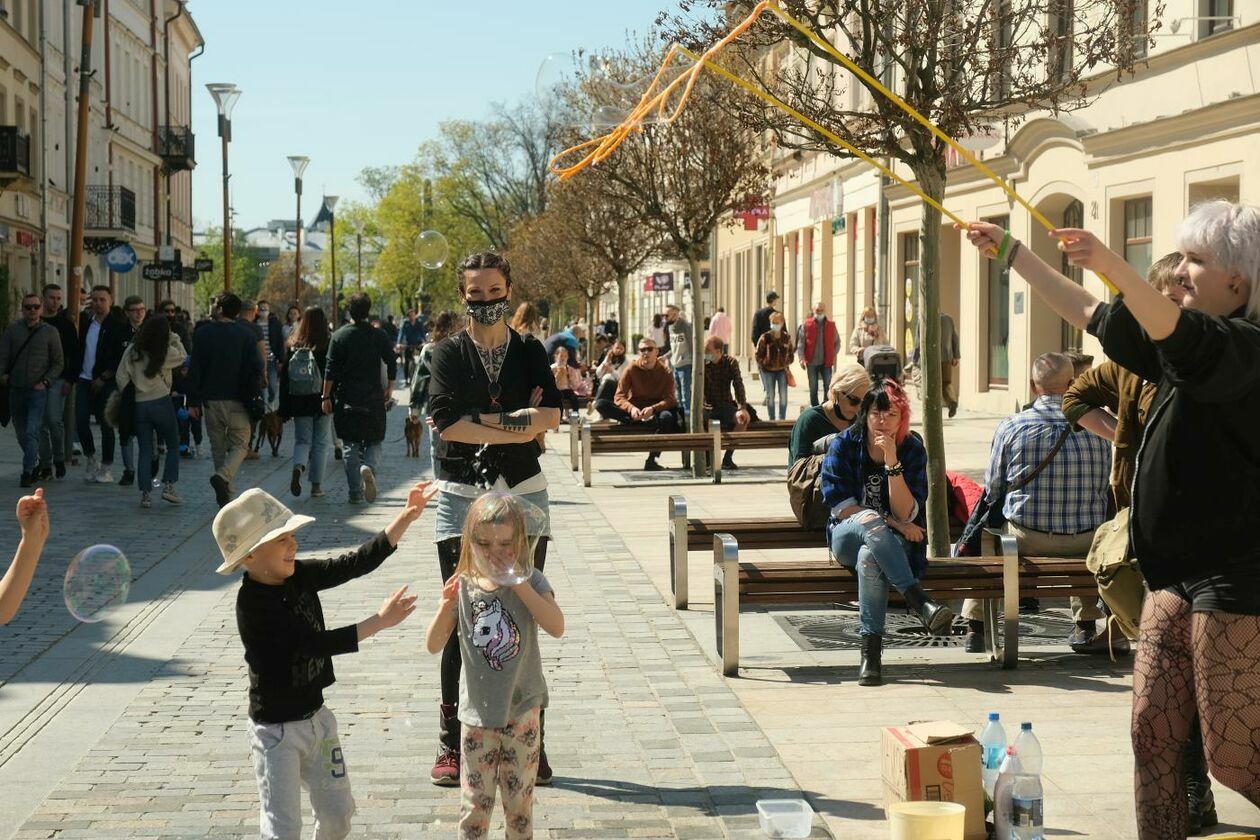  Tłum spacerowiczów w centrum Lublina (zdjęcie 1) - Autor: Maciej Kaczanowski