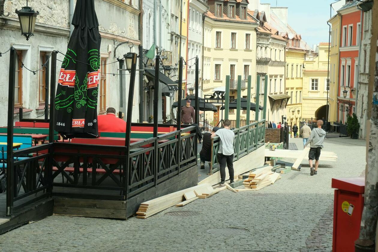  Przygotowania do otwarcia ogródków piwnych przy lubelskich restauracjach (zdjęcie 1) - Autor: Maciej Kaczanowski