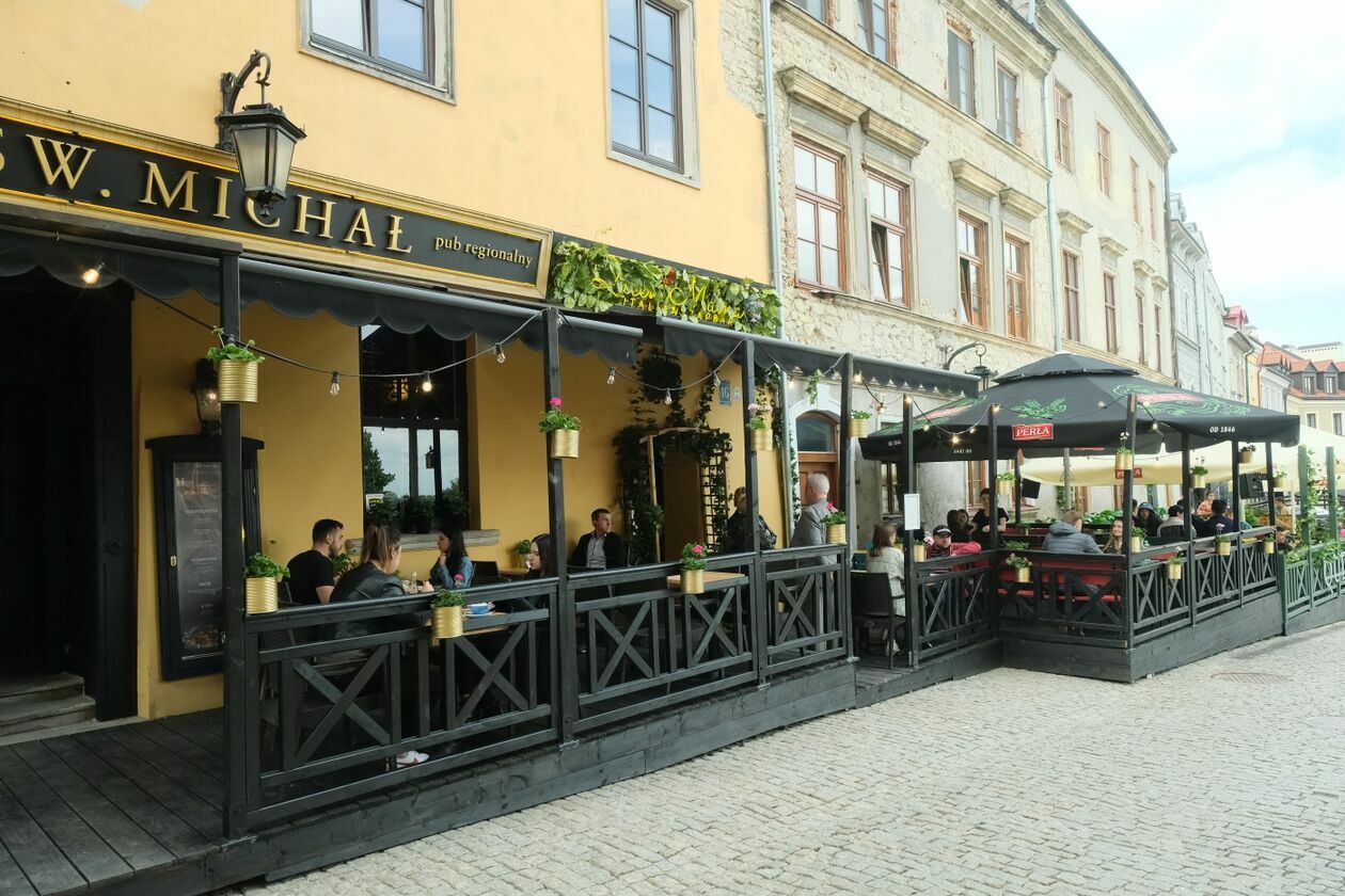  Ogródki piwne przy lubelskich restauracjach pełne gości (zdjęcie 1) - Autor: Maciej Kaczanowski