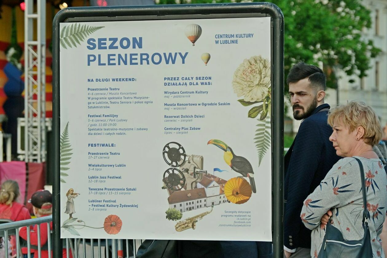  Scena plenerowa na pl. Litewskim: Występują Poławiacze Pereł (zdjęcie 1) - Autor: Maciej Kaczanowski