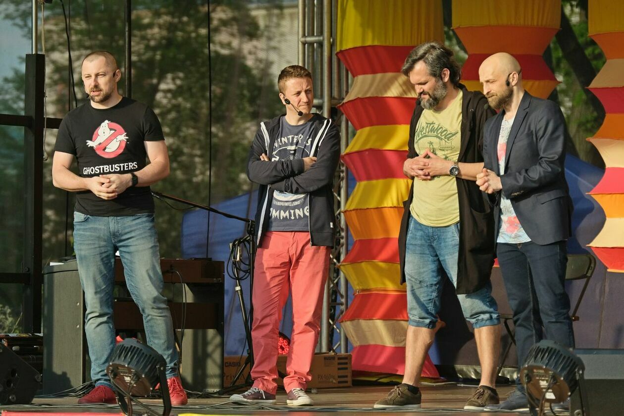  Scena plenerowa na pl. Litewskim: Występują Poławiacze Pereł (zdjęcie 1) - Autor: Maciej Kaczanowski