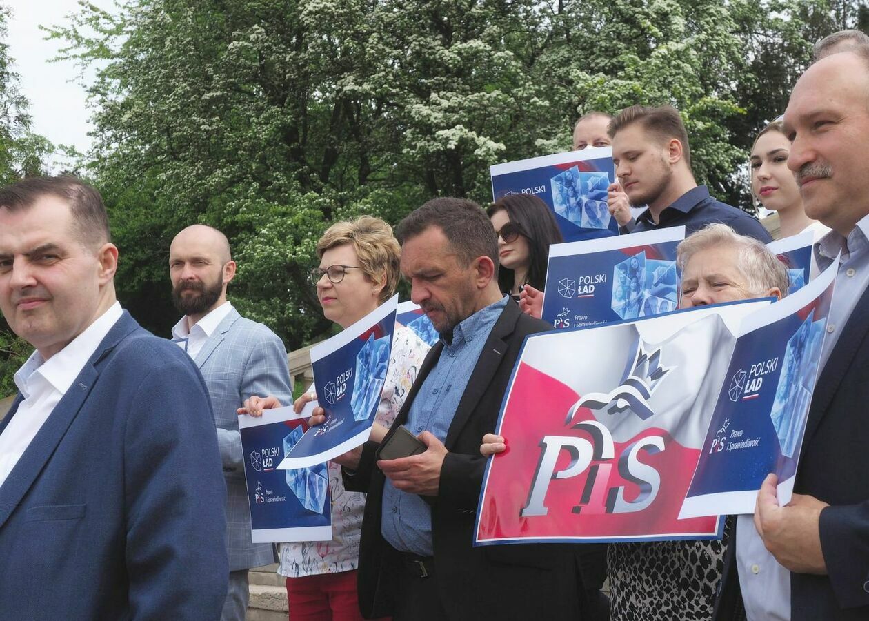  Politycy PiS reklamowali „Polski Ład” (zdjęcie 1) - Autor: Maciej Kaczanowski