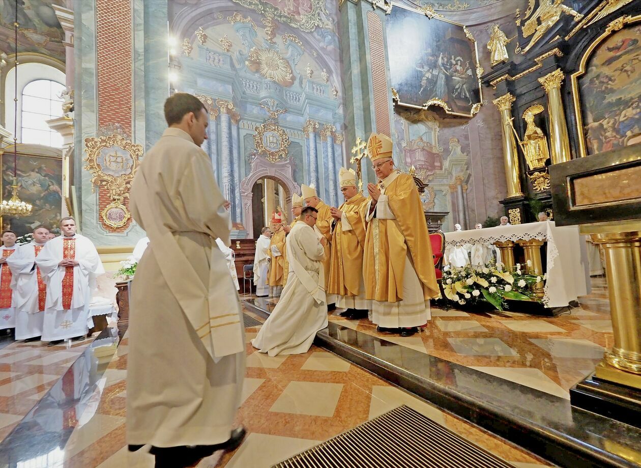  Dziewięciu nowych kapłanów przyjęło święcenia w archikatedrze lubelskiej (zdjęcie 1) - Autor: Maciej Kaczanowski