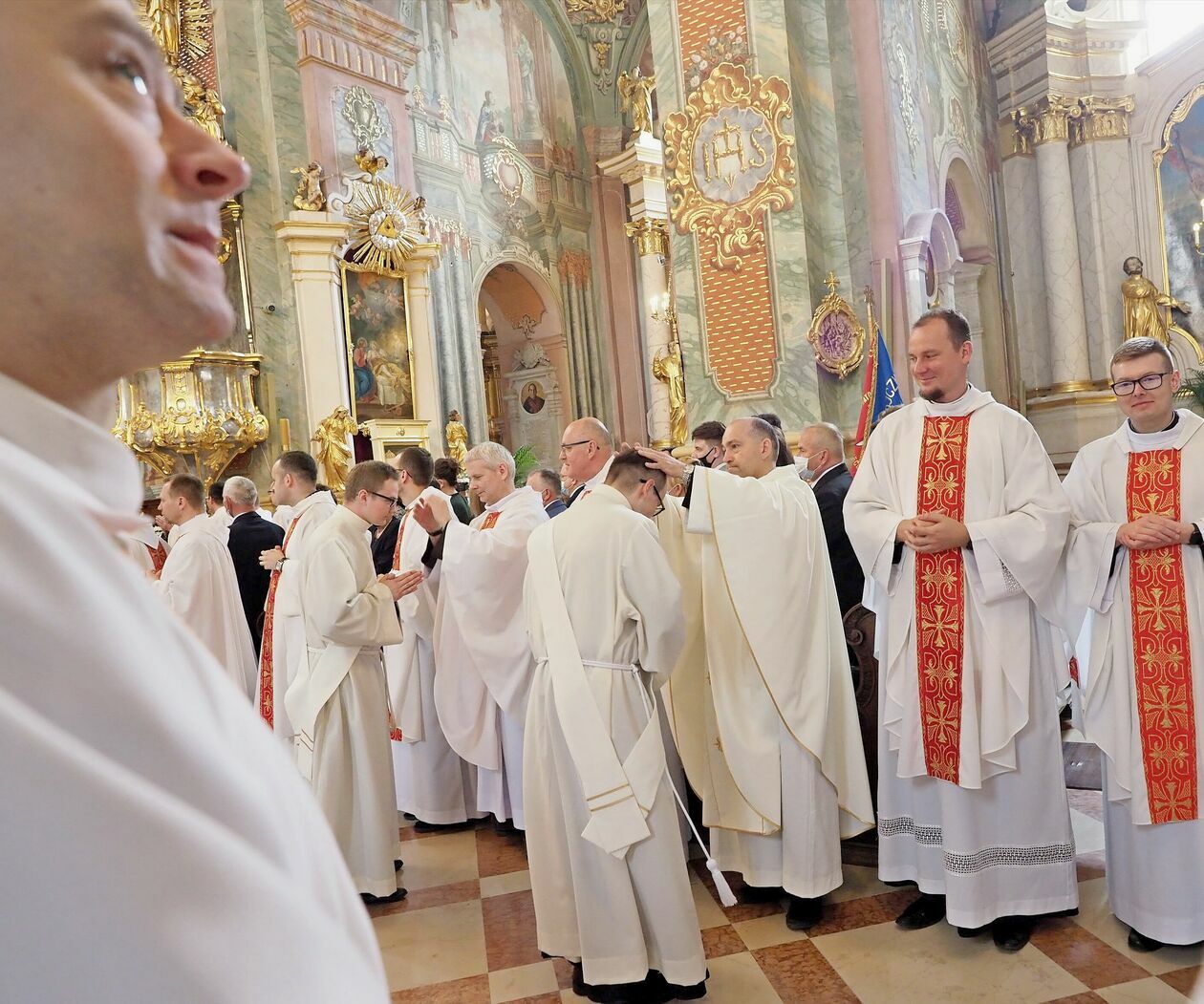  Dziewięciu nowych kapłanów przyjęło święcenia w archikatedrze lubelskiej (zdjęcie 1) - Autor: Maciej Kaczanowski