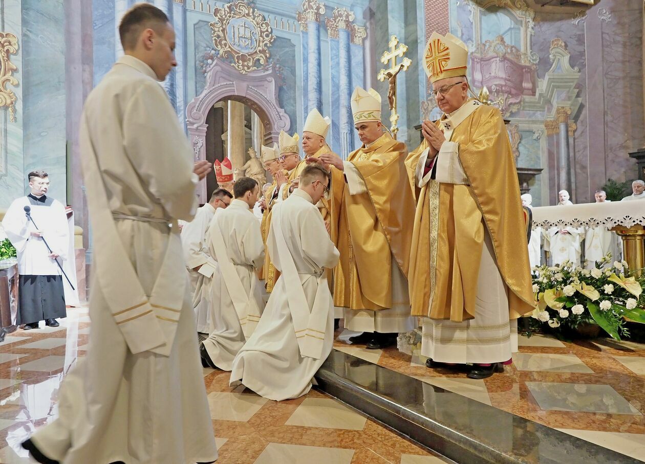  Dziewięciu nowych kapłanów przyjęło święcenia w archikatedrze lubelskiej (zdjęcie 1) - Autor: Maciej Kaczanowski