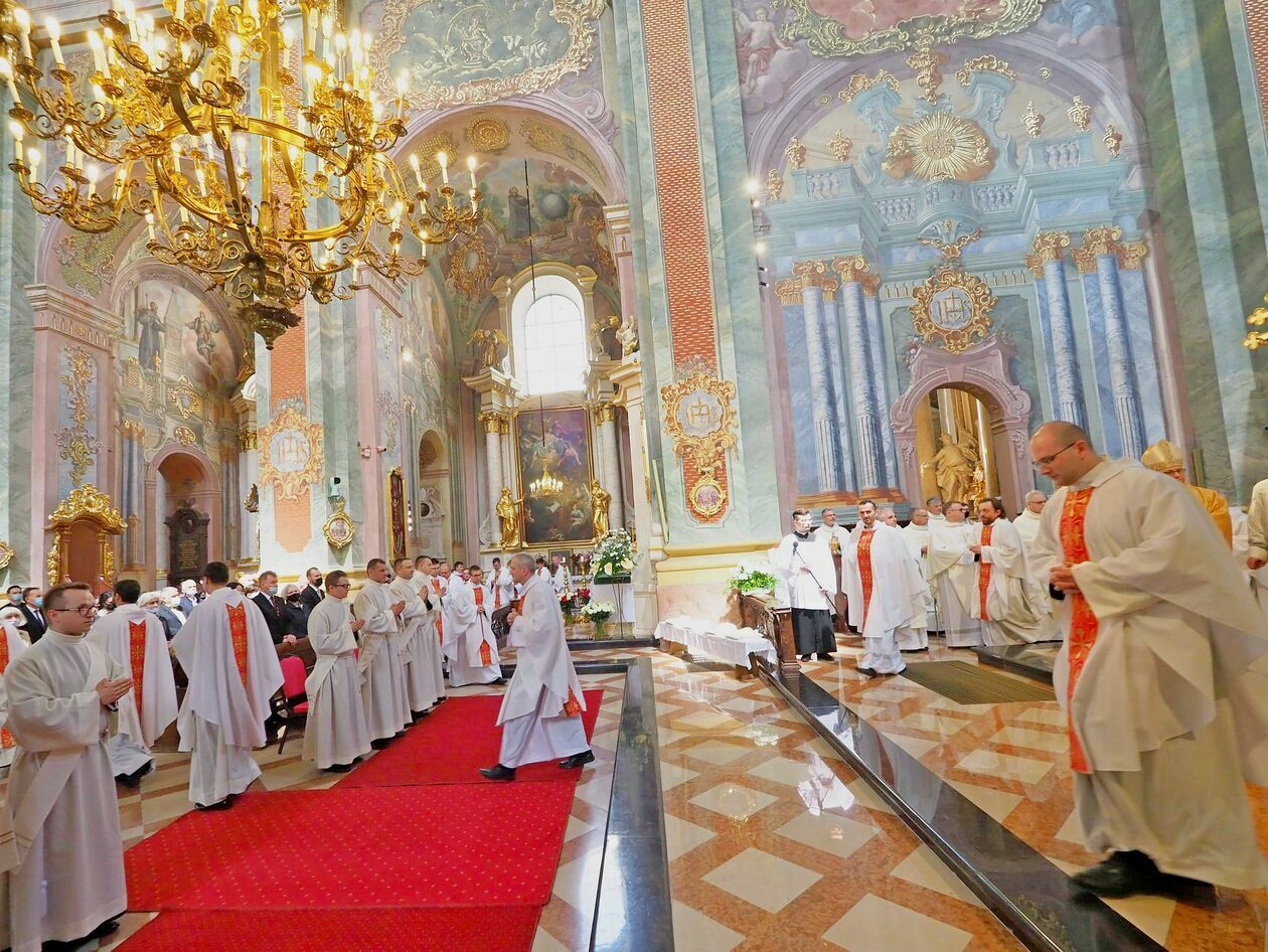  Dziewięciu nowych kapłanów przyjęło święcenia w archikatedrze lubelskiej (zdjęcie 1) - Autor: Maciej Kaczanowski