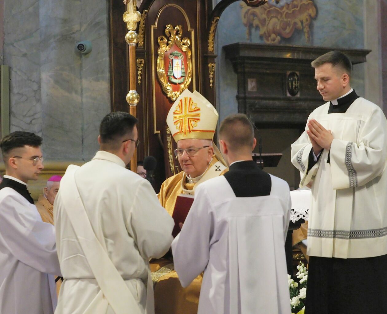  Dziewięciu nowych kapłanów przyjęło święcenia w archikatedrze lubelskiej (zdjęcie 1) - Autor: Maciej Kaczanowski