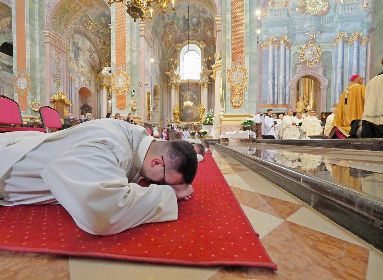  Dziewięciu nowych kapłanów przyjęło święcenia w archikatedrze lubelskiej (zdjęcie 1) - Autor: Maciej Kaczanowski