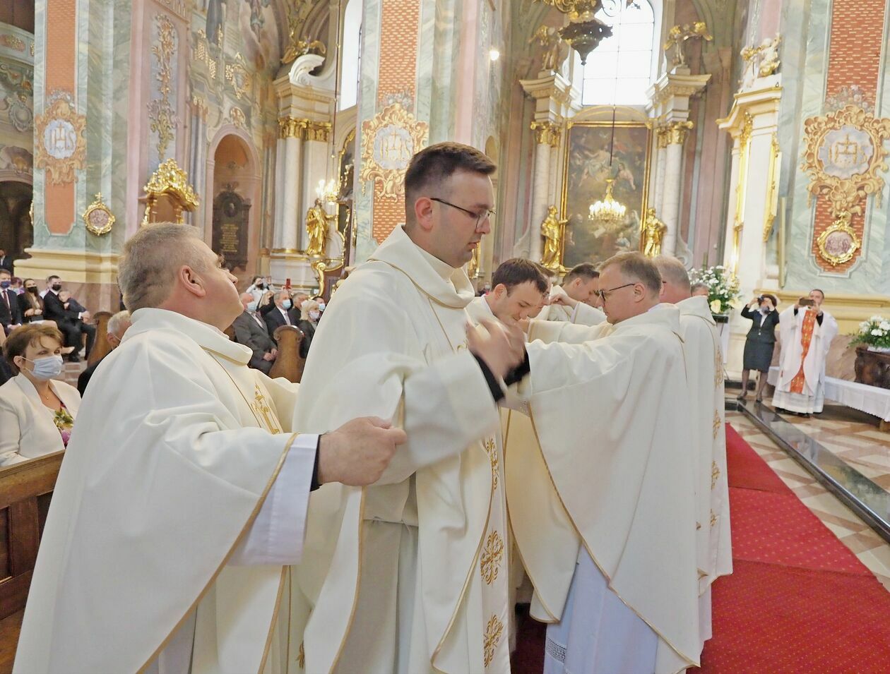  Dziewięciu nowych kapłanów przyjęło święcenia w archikatedrze lubelskiej (zdjęcie 1) - Autor: Maciej Kaczanowski