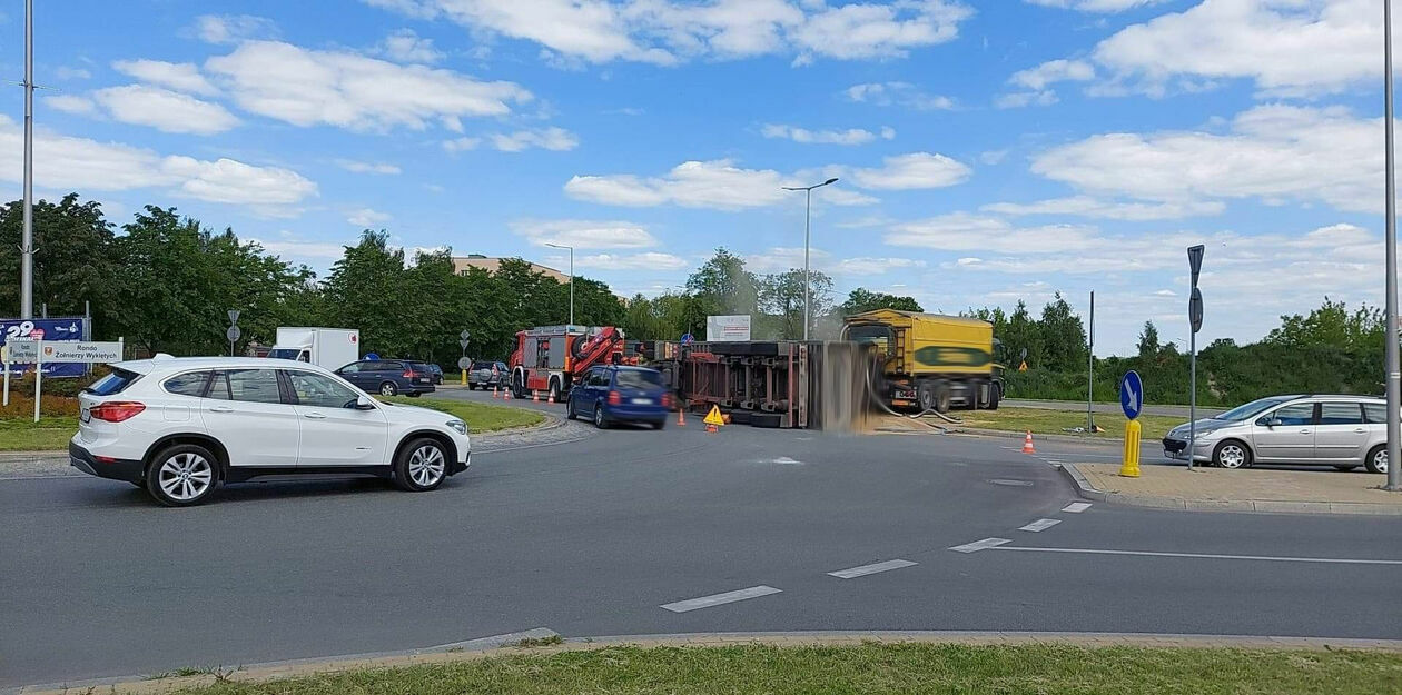 Wypadek w Białej Podlaskiej. Ciężarówka przewróciła się na rondzie - Autor: Daniel Kowalik