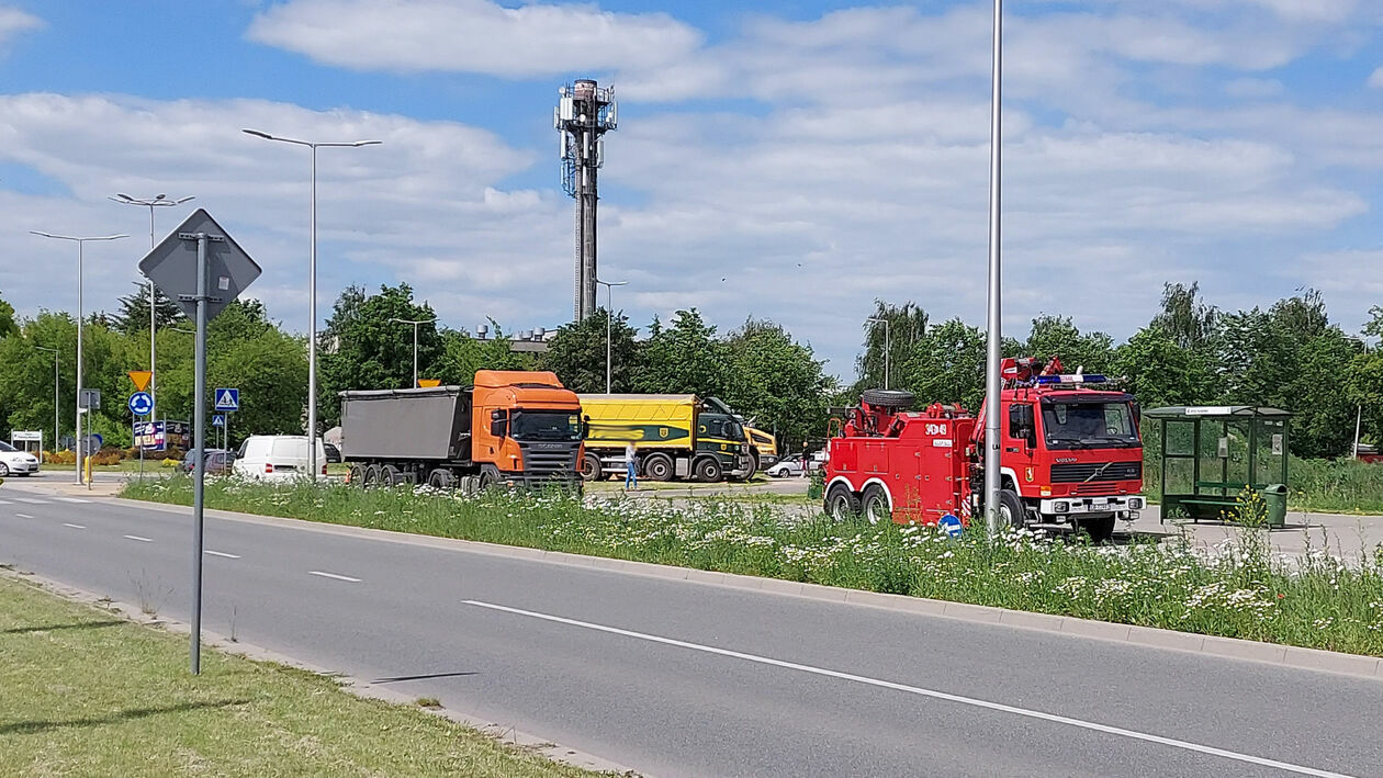  Wypadek w Białej Podlaskiej. Ciężarówka przewróciła się na rondzie (zdjęcie 1) - Autor: Daniel Kowalik