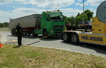 Wypadek w Białej Podlaskiej. Ciężarówka przewróciła się na rondzie (zdjęcie 2)