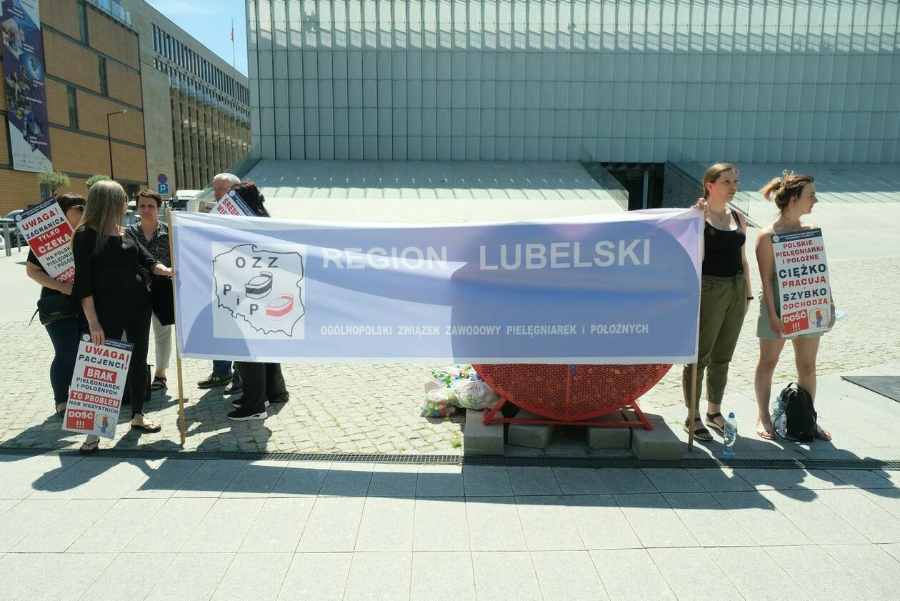  Protest pielęgniarek i położnych w Lublinie (zdjęcie 1) - Autor: Maciej Kaczanowski